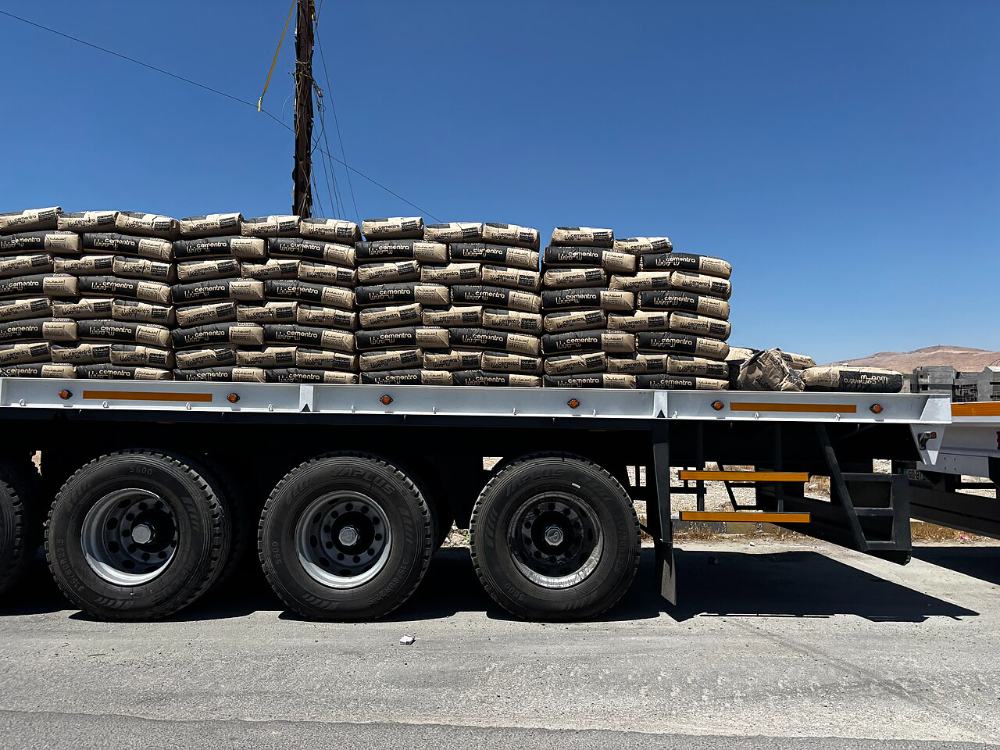 Caminhão carregado de sacos de cimento pronto para sair para entrega
