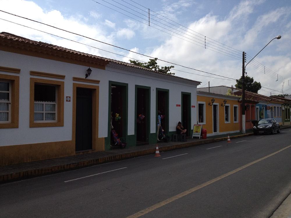 Avenida Beira-mar de Cananéia com fileira de casarios coloniais